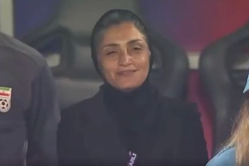 女足亚洲杯争议一幕！伊朗女足赛前集体拒绝唱国歌，主帅面带微笑