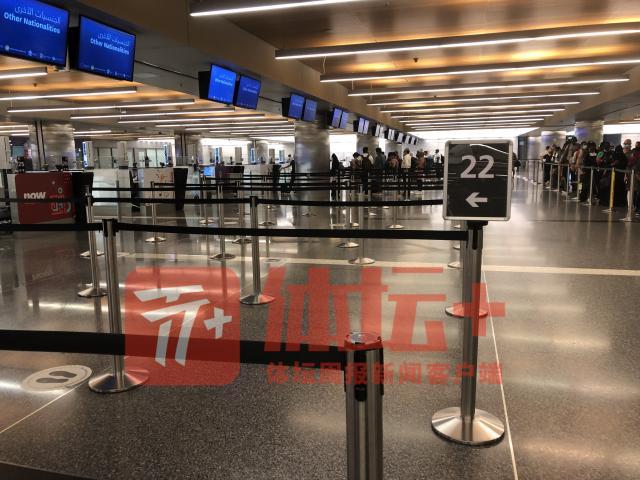 卡塔尔海关入境窗口并未全部打开.jpg